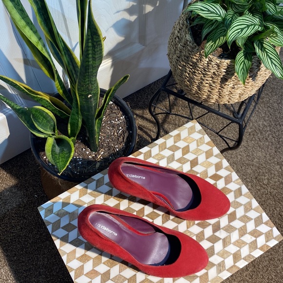 Red suede Liz Claiborne pumps — round/almond toe - Picture 2 of 7